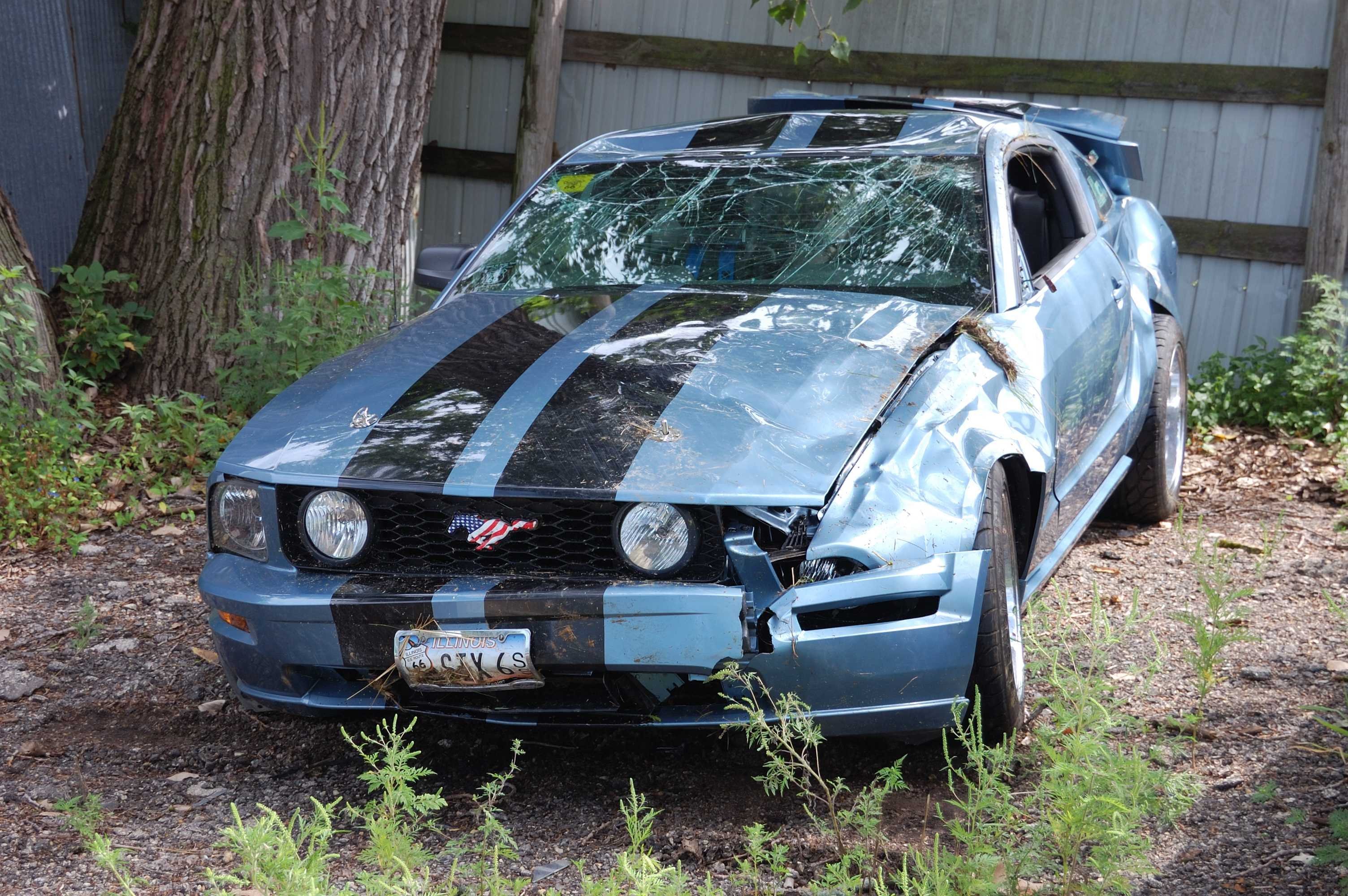 Разбей авто. Форд Мустанг 2005 разбитый. Ford Mustang 2005 crashed. Разбитый Форд Мустанг. Форд Мустанг 2005 в гараже.