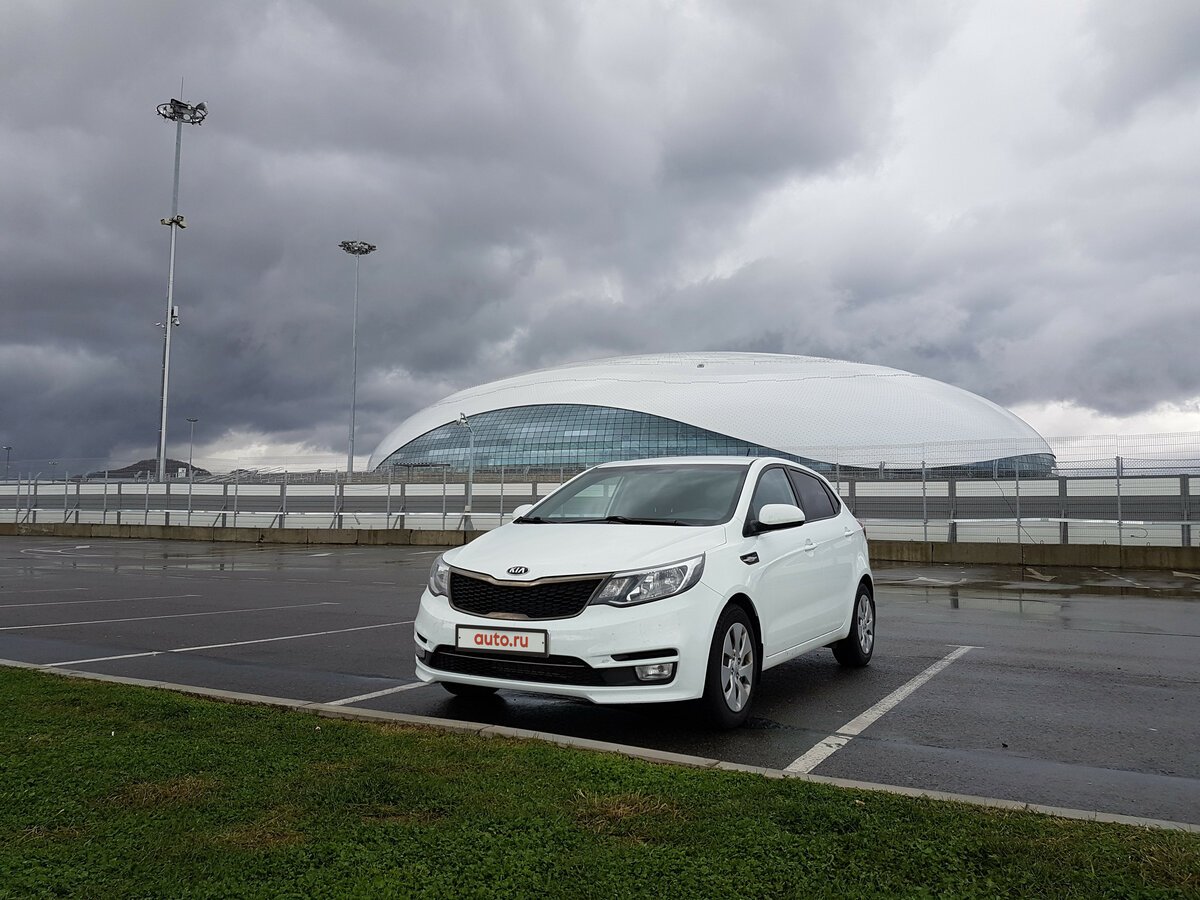 Белый Киа Рио к5