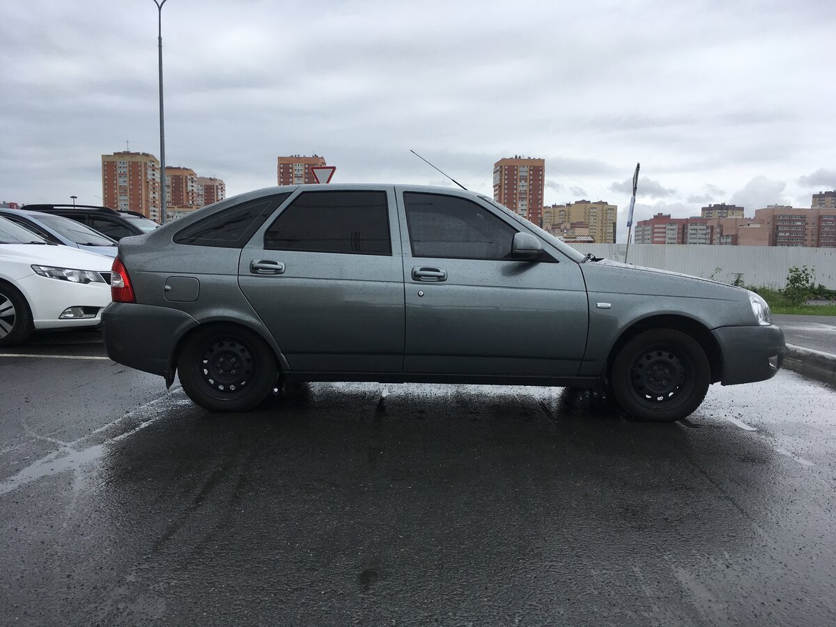 Приора мокрый асфальт на черных штампах