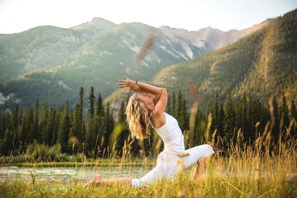 Девушка йога на природе
