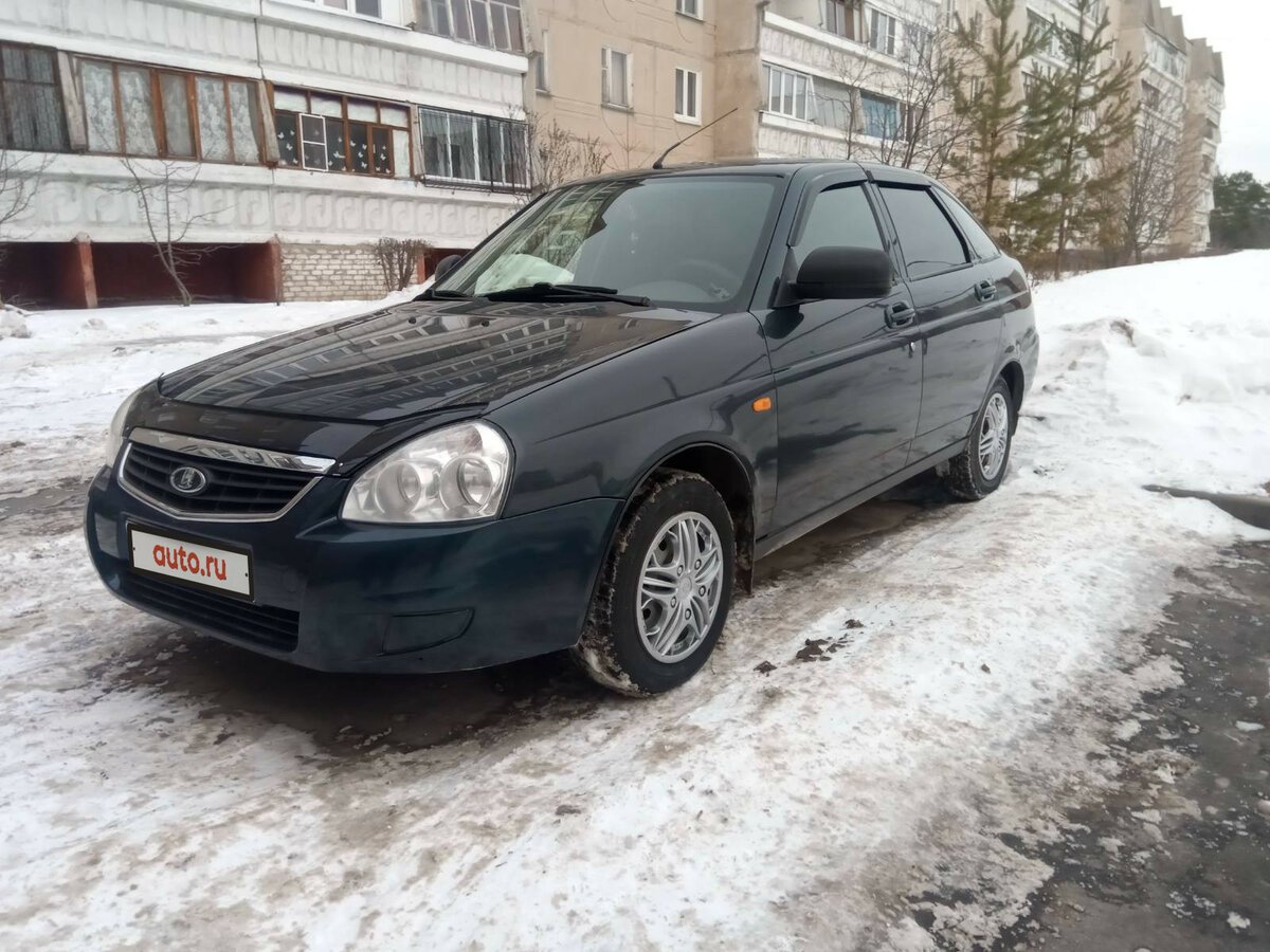 Приора 2013 года хэчбэк зелёного цвета