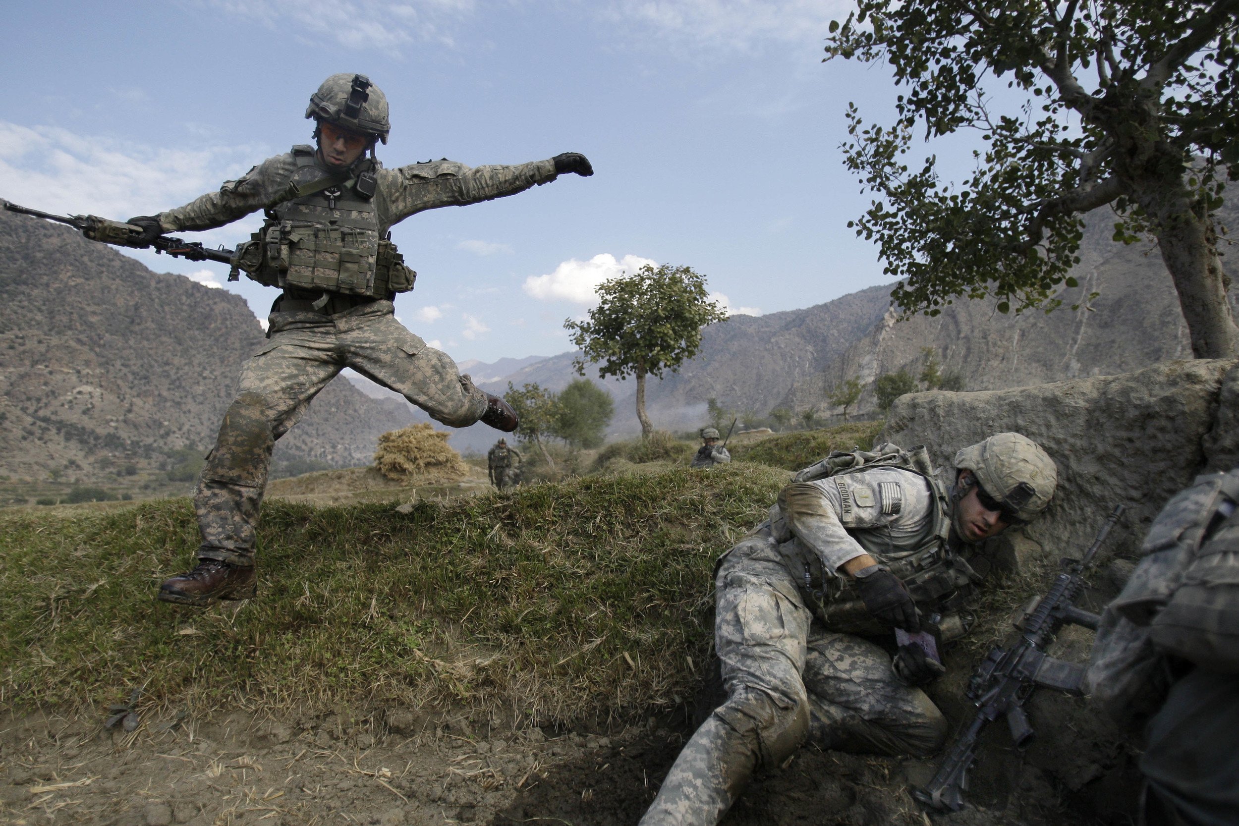 Нападение в горах. Арма 3 Талибан. Солдат в Афгане Arma 3. Солдат бежит.
