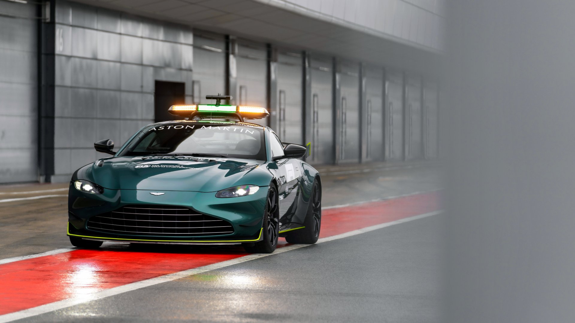 Автомобиль безопасности формула. Aston Martin f1 2021. Aston Martin Vantage f1 2021.