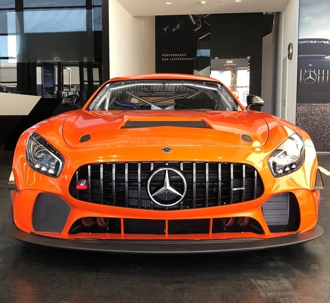 Оранжевая спортивная машина