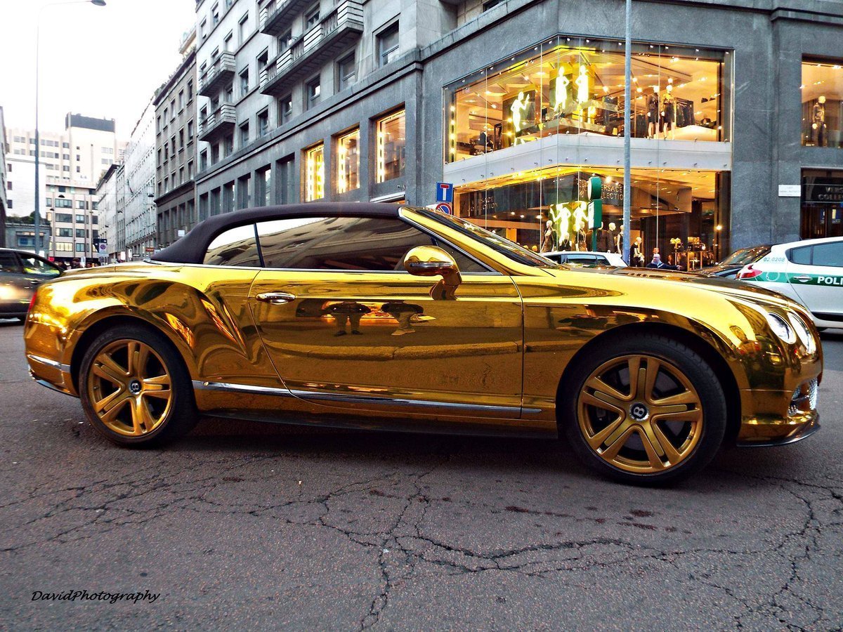 Нашли золотую машину. Бентли Континенталь золотой. Bentley Bentayga Золотая. Bentley кабриолет золотистый. Золотой Мерседес кабриолет.