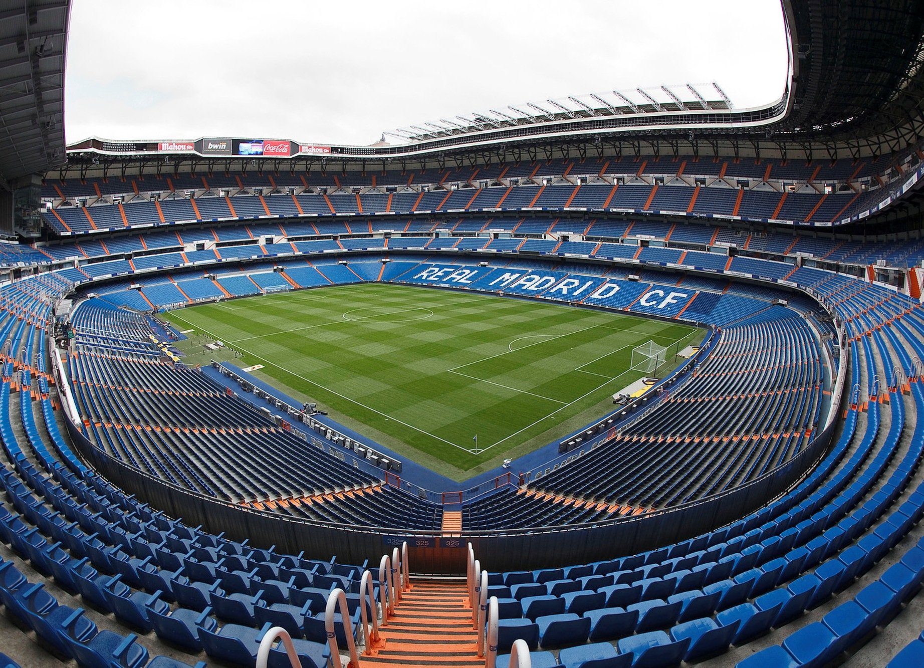 Стадион хабарлари. Стадион Бернабеу в Мадриде. Стадион Реал Мадрид. Футбольный стадион Реал Мадрид. Сантьяго Бернабеу поле.