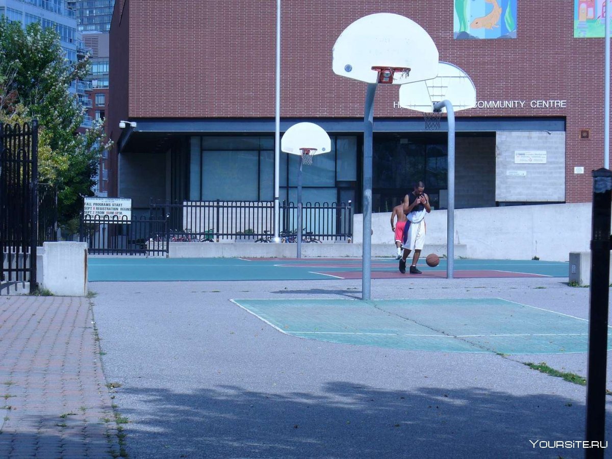 Баскетбольная площадка на Братиславской