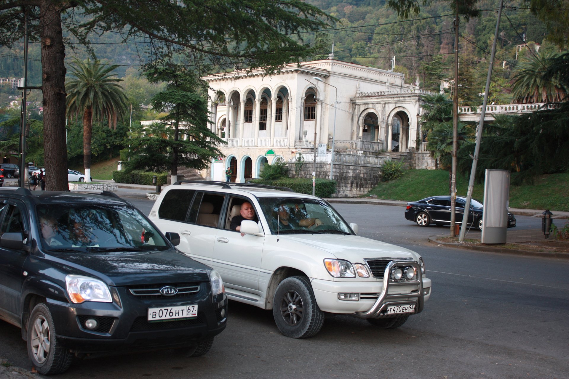 Аренда машины в абхазии. Лексус LX Абхазия. Машины в Абхазии. Абхазия дорогие машины. Популярные машины в Абхазии.