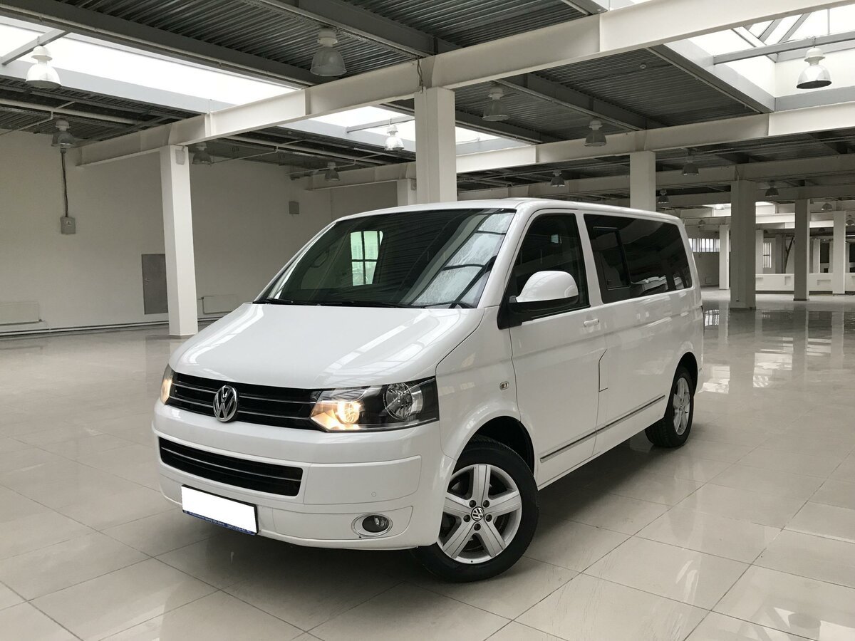 Белый Volkswagen Multivan t5
