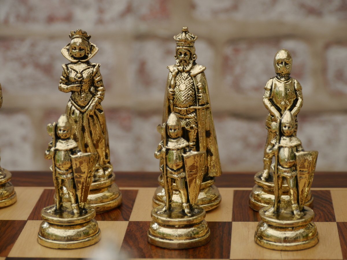 Шахматные фигуры золото старинные