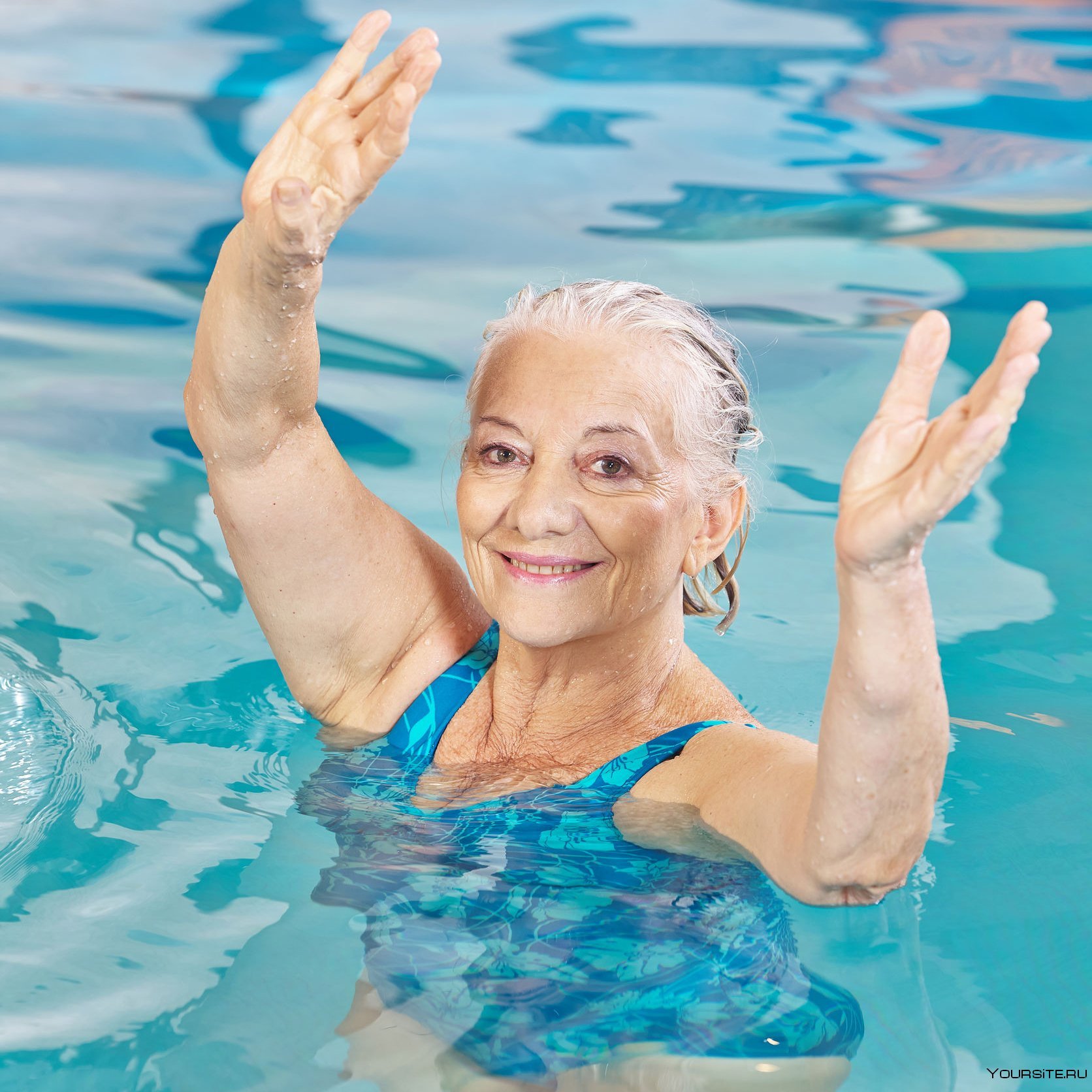 Пожилые купаются. Плавание пожилых людей. Красивая пожилая женщина. Пожилые люди в бассейне. Пожилой пловец.