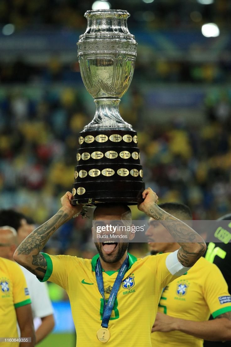 Дани Алвес с Кубком