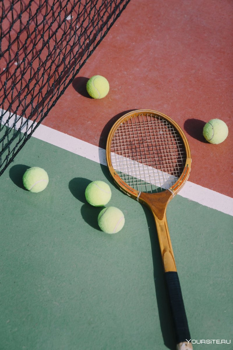 Теннисная ракетка и теннисный мячик