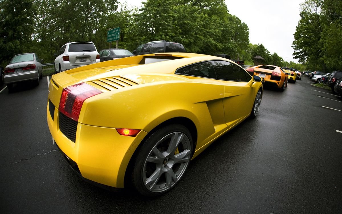 Фотосессия с желтым автомобилем