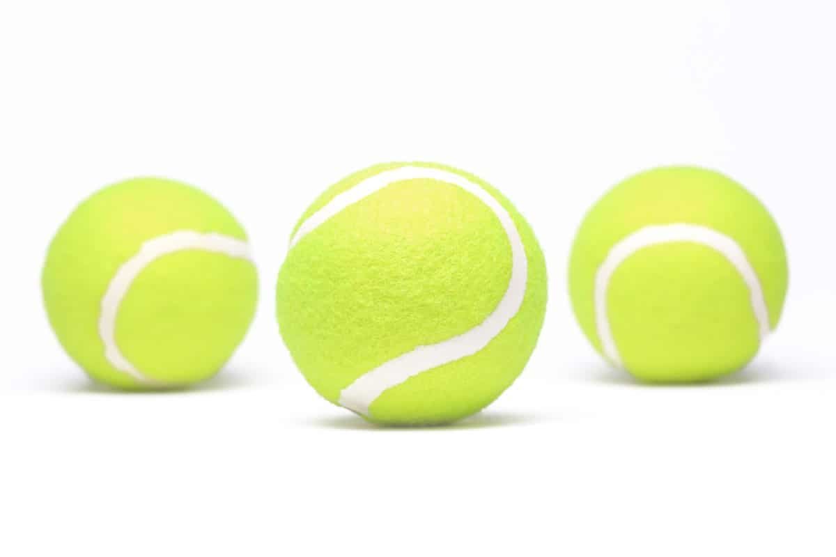 Теннисный мячик на белом фоне