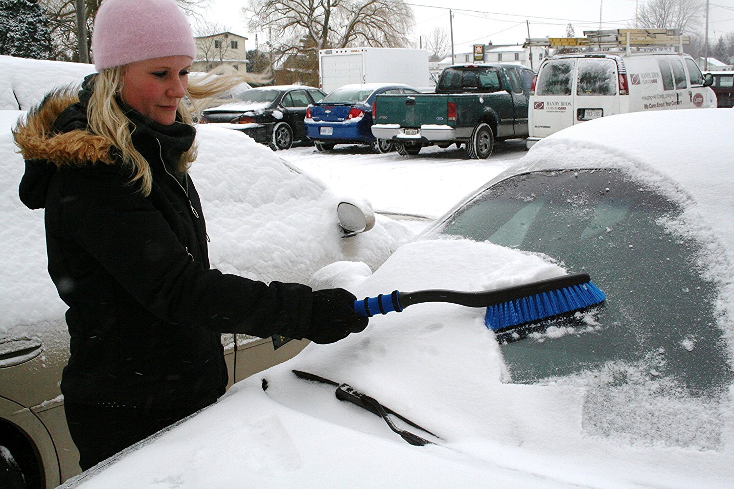 Очиститься снега. Очиститель снега для автомобиля. Щётка для чистки снега автомобильная. Машина в снегу. Машинка для очистки снега с автомобиля.