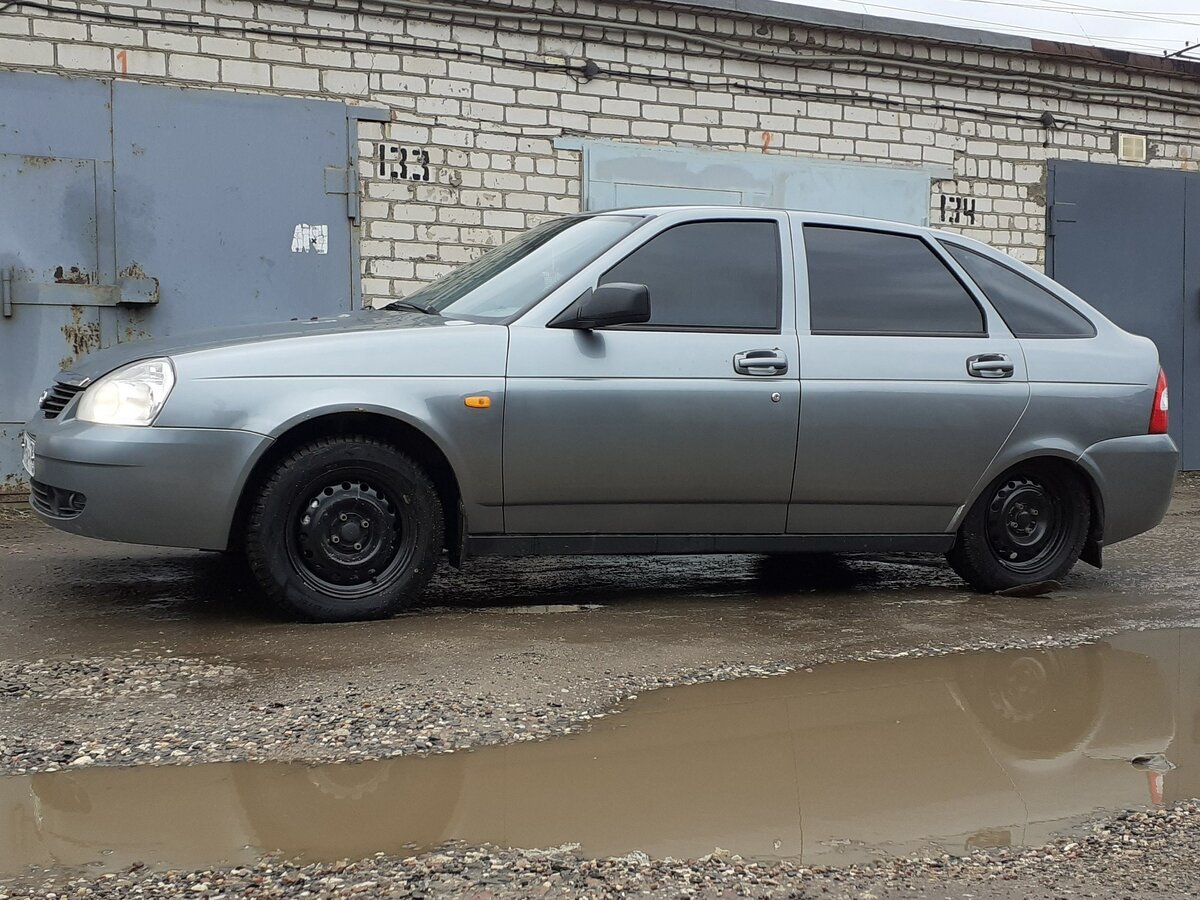 Приора хэтчбек серая 2009 года