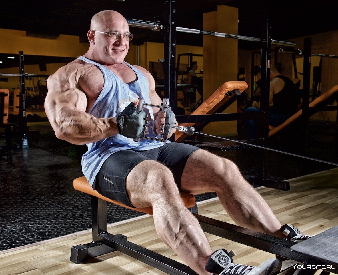 Тяга вертикального блока широким хватом за голову