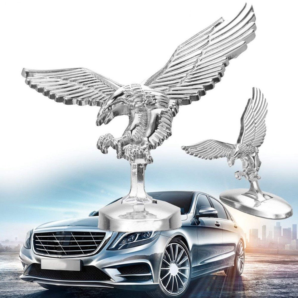 Автомобиль с крыльями на капоте