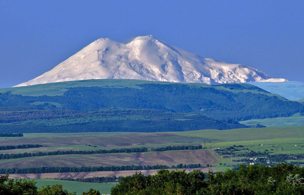 Гора рядом с эльбрусом