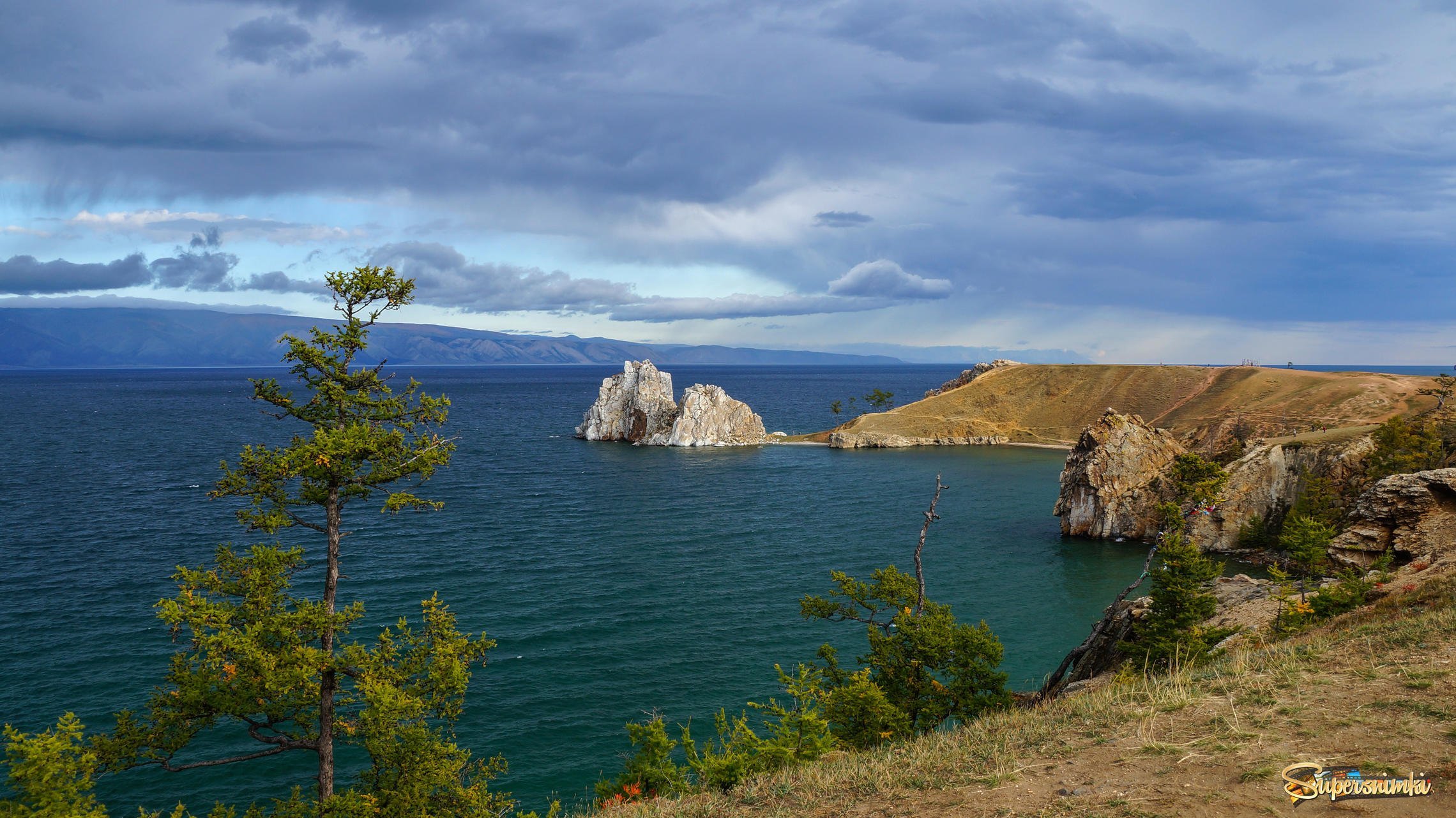 Лица байкала. Шаманка Байкал Ольхон. Остров Ольхон Восточная Сибирь. Озеро Байкал скала Шаманка. Озеро Ольхон на Байкале.