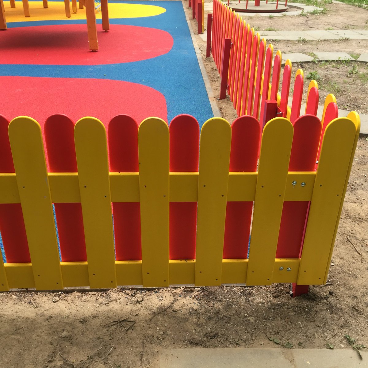 Забор в детском саду