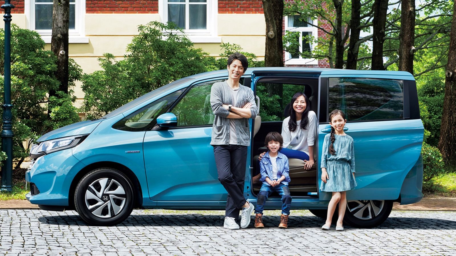 Покупка машины многодетным семьям. Honda freed 2017. Honda freed 2020. Семья с автомобилем. Автомобиль для большой семьи.