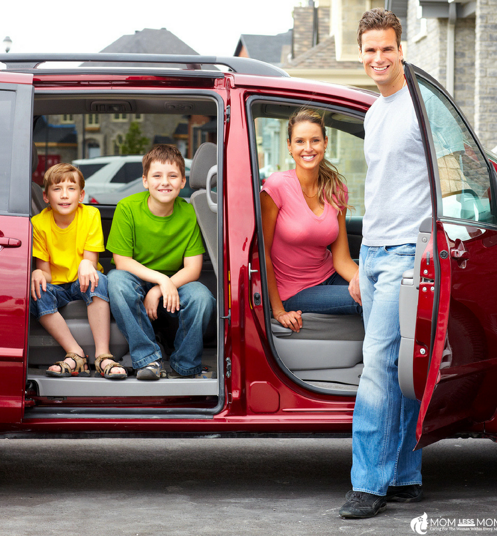 Семейный автомобиль для семьи. Семейная машина. Семья в машине. Автомобиль для большой семьи. Комфортный семейный автомобиль.