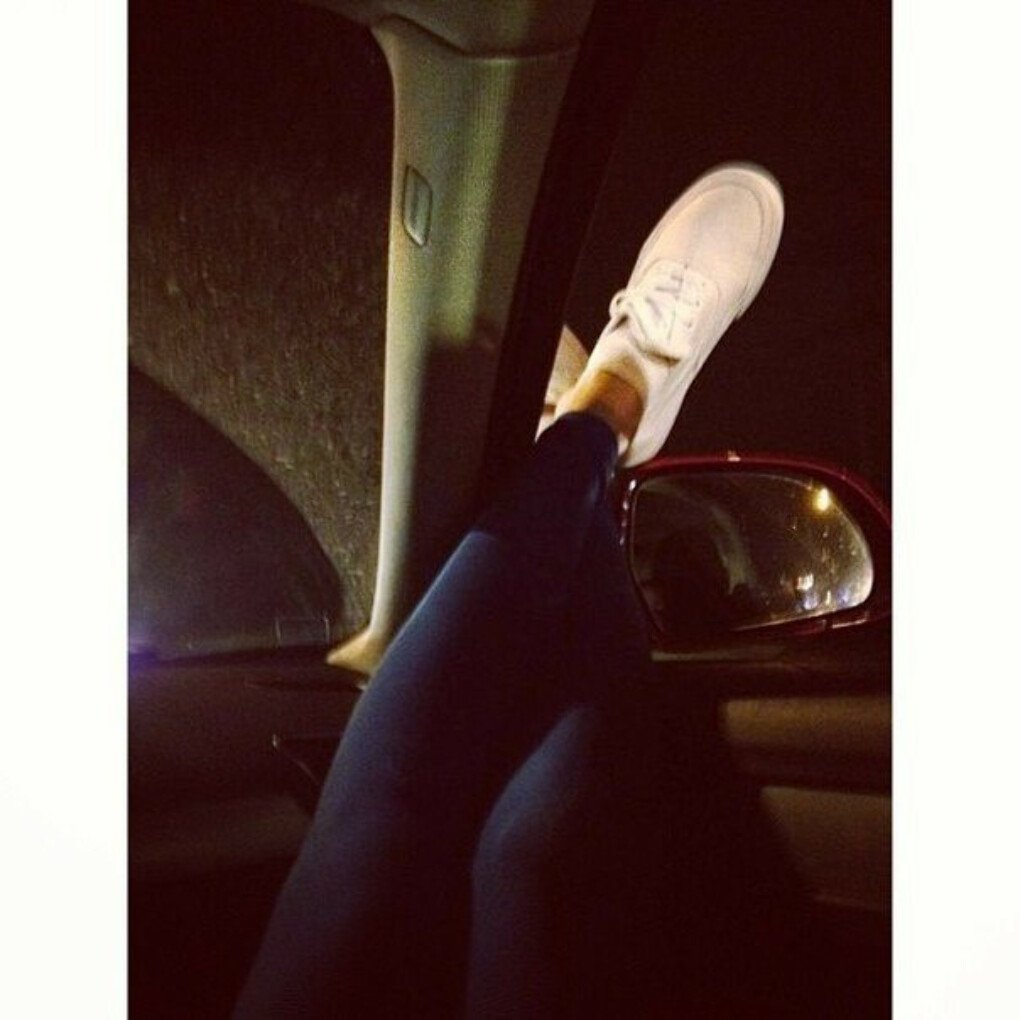 Девушка в машине ночью без лица