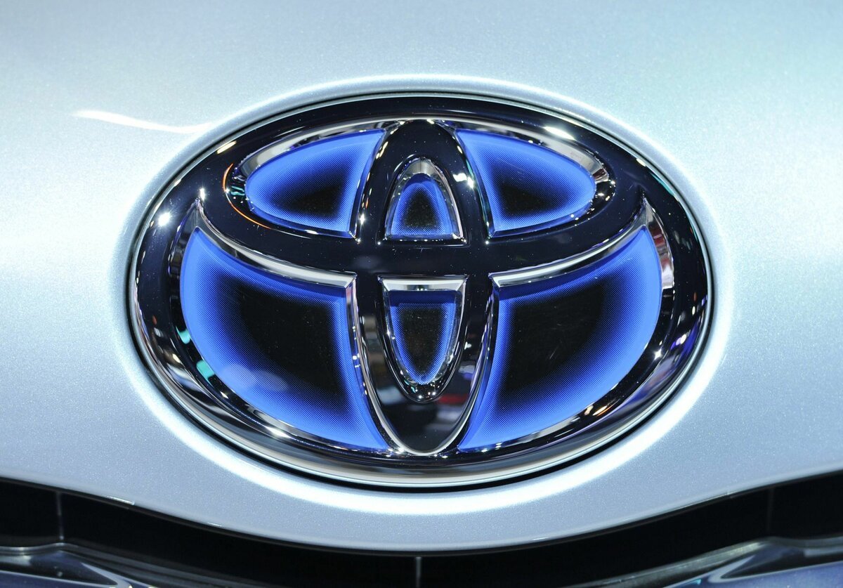 Значок Тойота с синим
