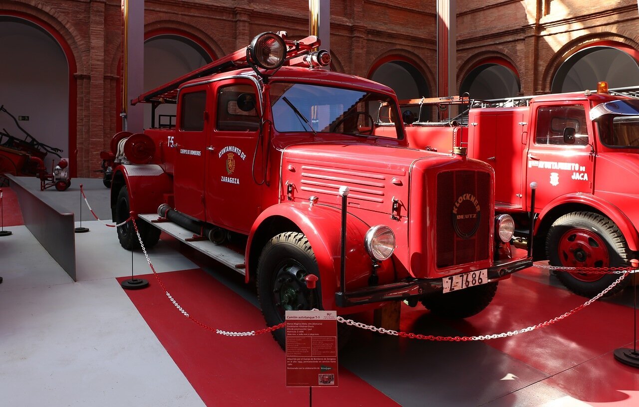 Пожарный автомобиль оборудованный