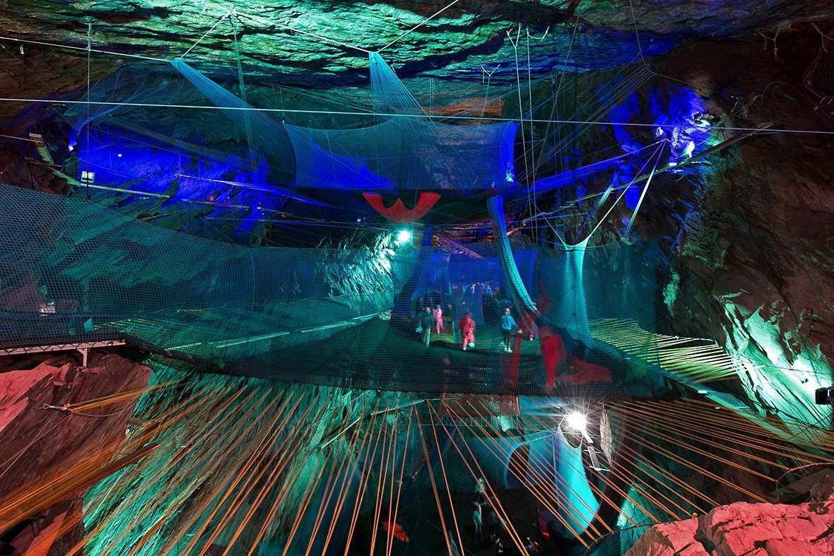 Батуты в пещере (Bounce below), Блайнай-Фестиниог, Уэльс