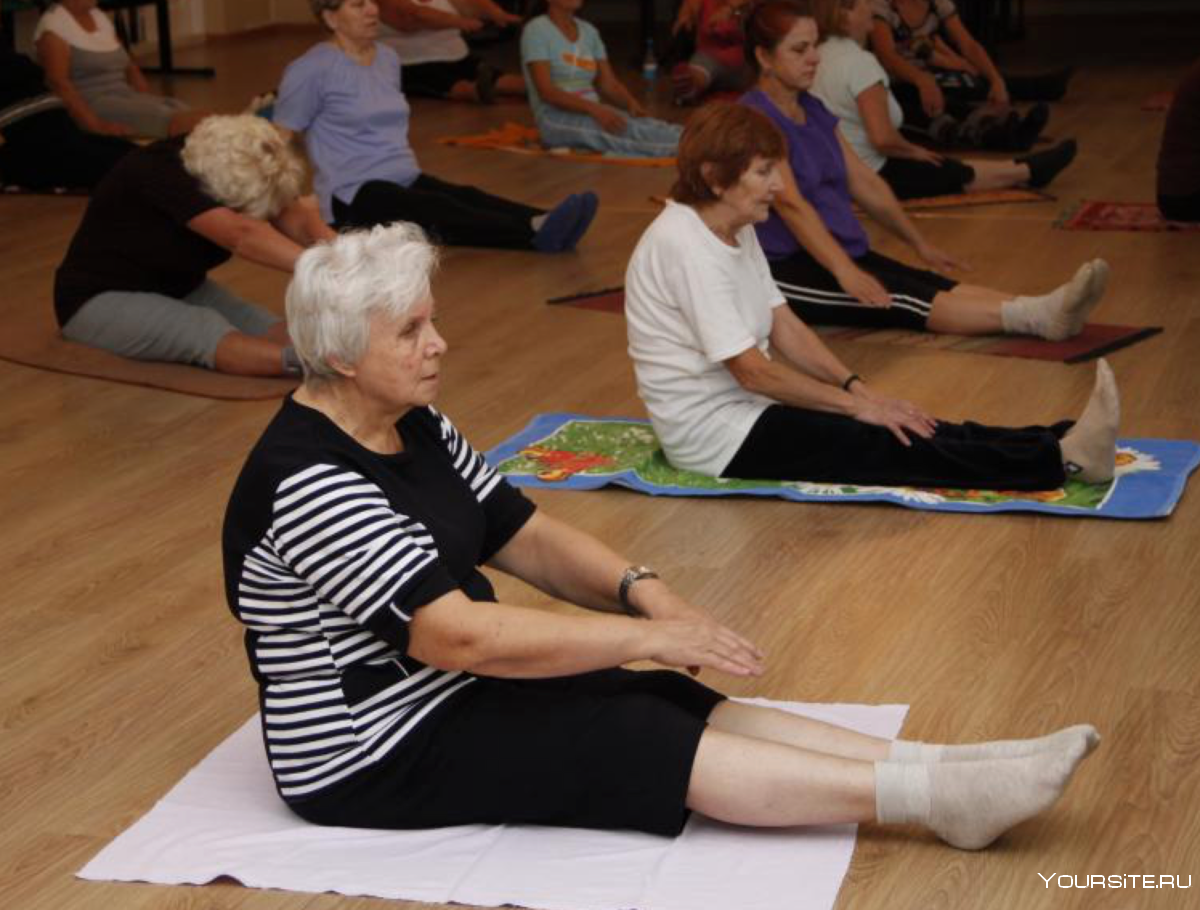 Гимнастика после 60 для женщин в домашних. Занятия ЛФК для пожилых людей. Физкультура для пенсионеров. Оздоровительная физкультура для пожилых.