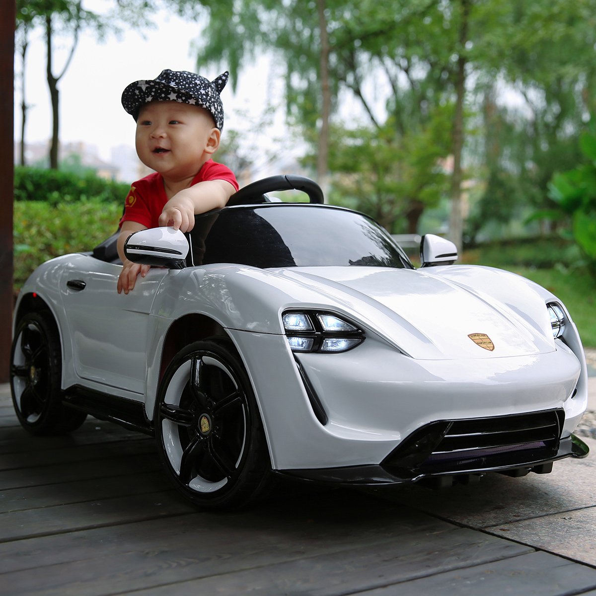 Детский электромобиль с ребенком