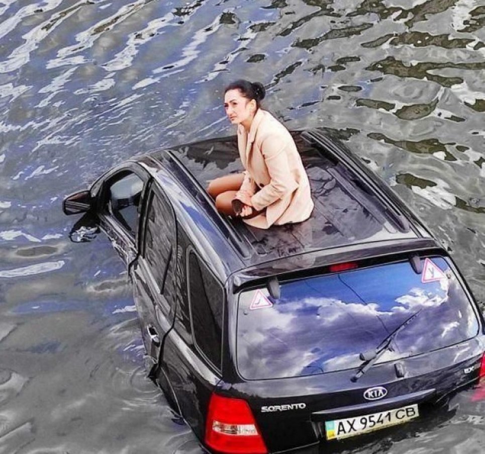 Человек сидит на крыше машины