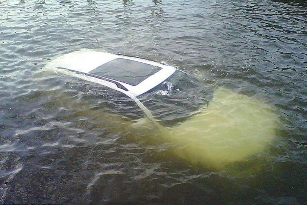 Машины падают в воду. Утопленная машина. Машина тонет.