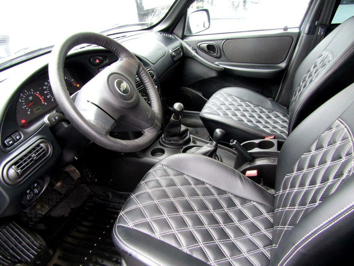 Chevrolet Niva 2011 серебристый