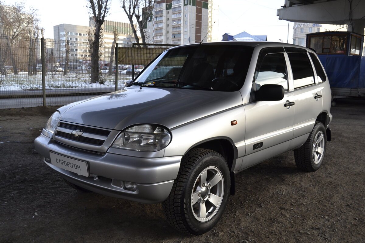 Шевроле Нива 2004 год серебро
