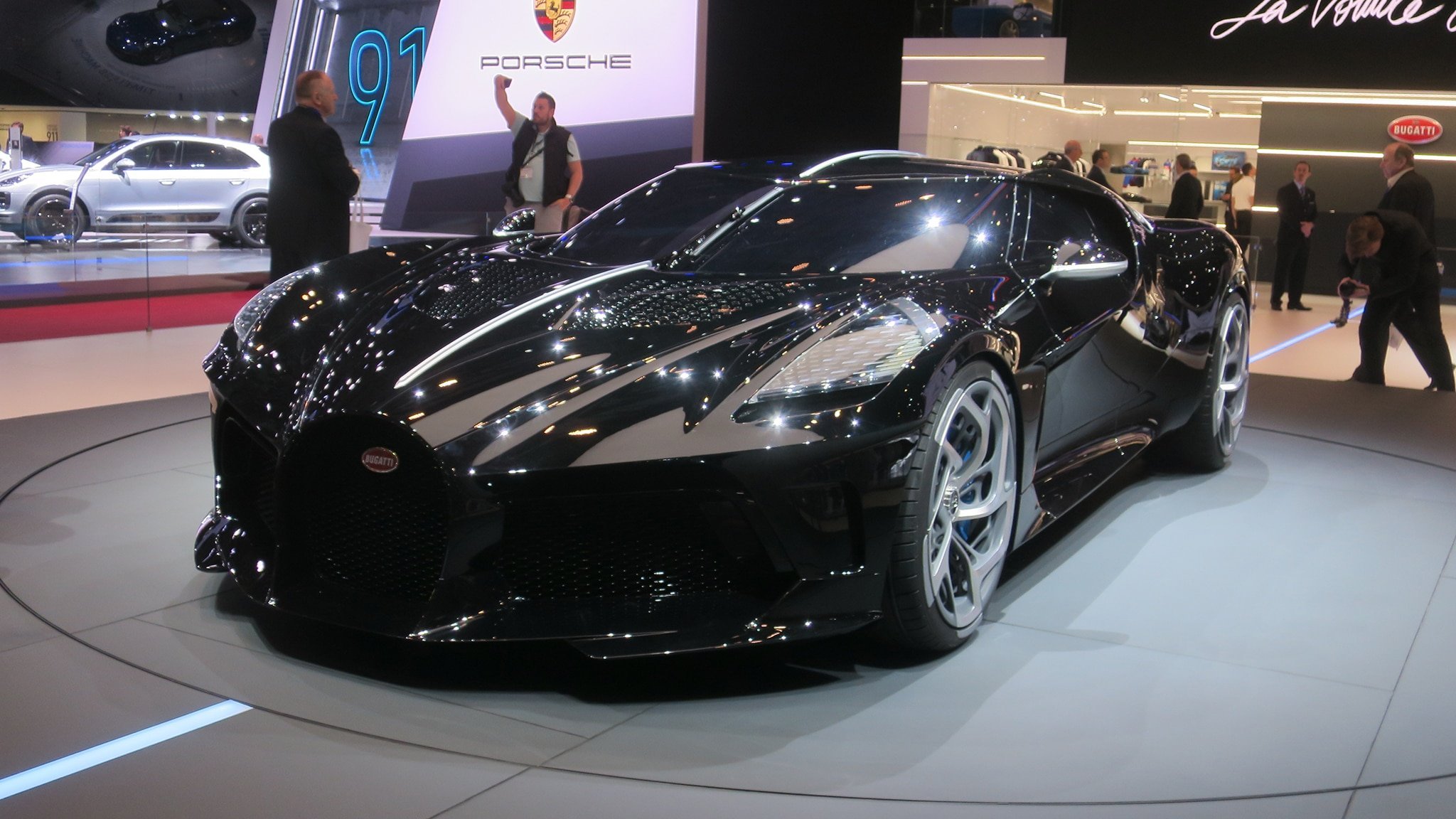 Самая дорогая машина в мире 2024 цена. Бугатти вайтуре. Бугатти вуатюр Нуар. Bugatti la voiture noire салон.
