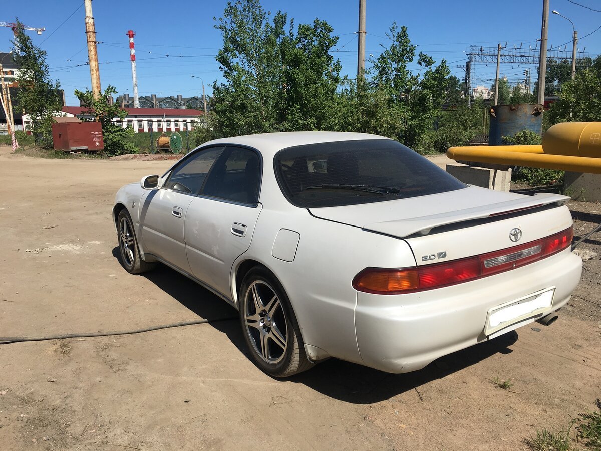 Тойота Карина е белая 1992