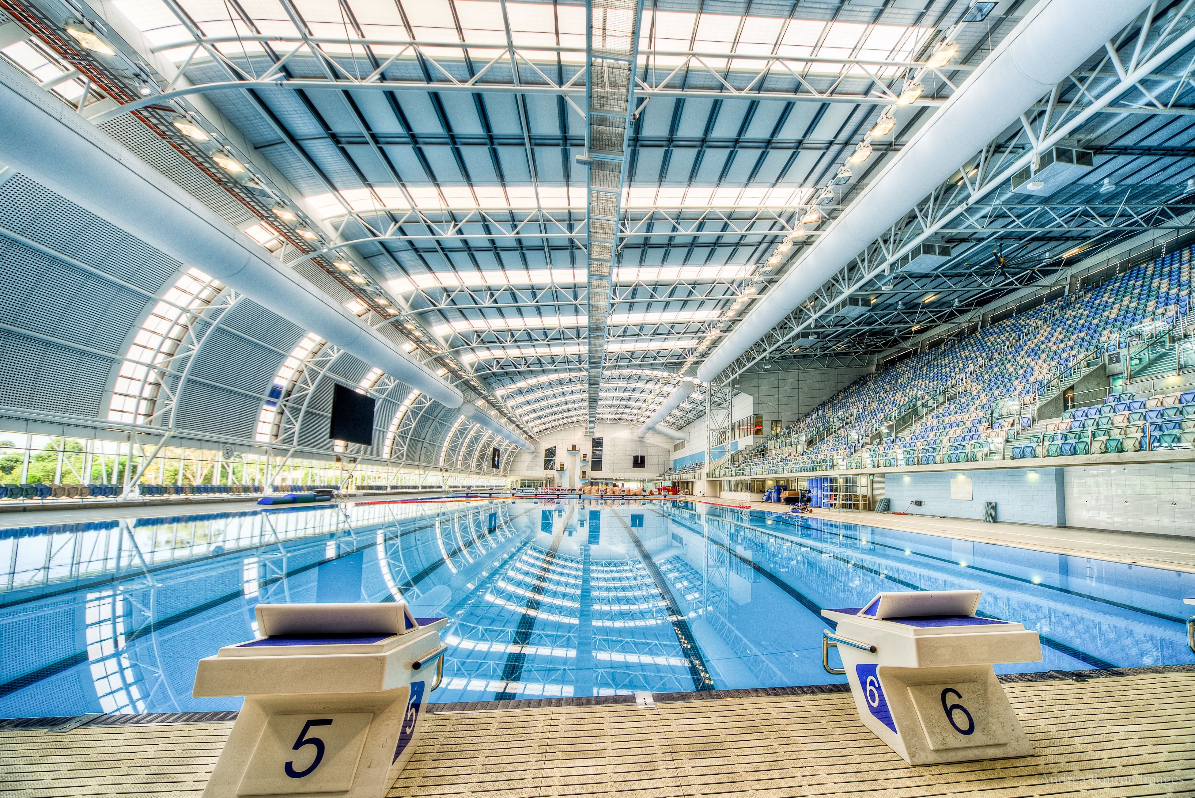 Бассейн олимпик. Олимпик Тбилиси бассейн. Плавательный бассейн в Крезо Франция. Здание бассейна. Самые красивые спортивные бассейны.