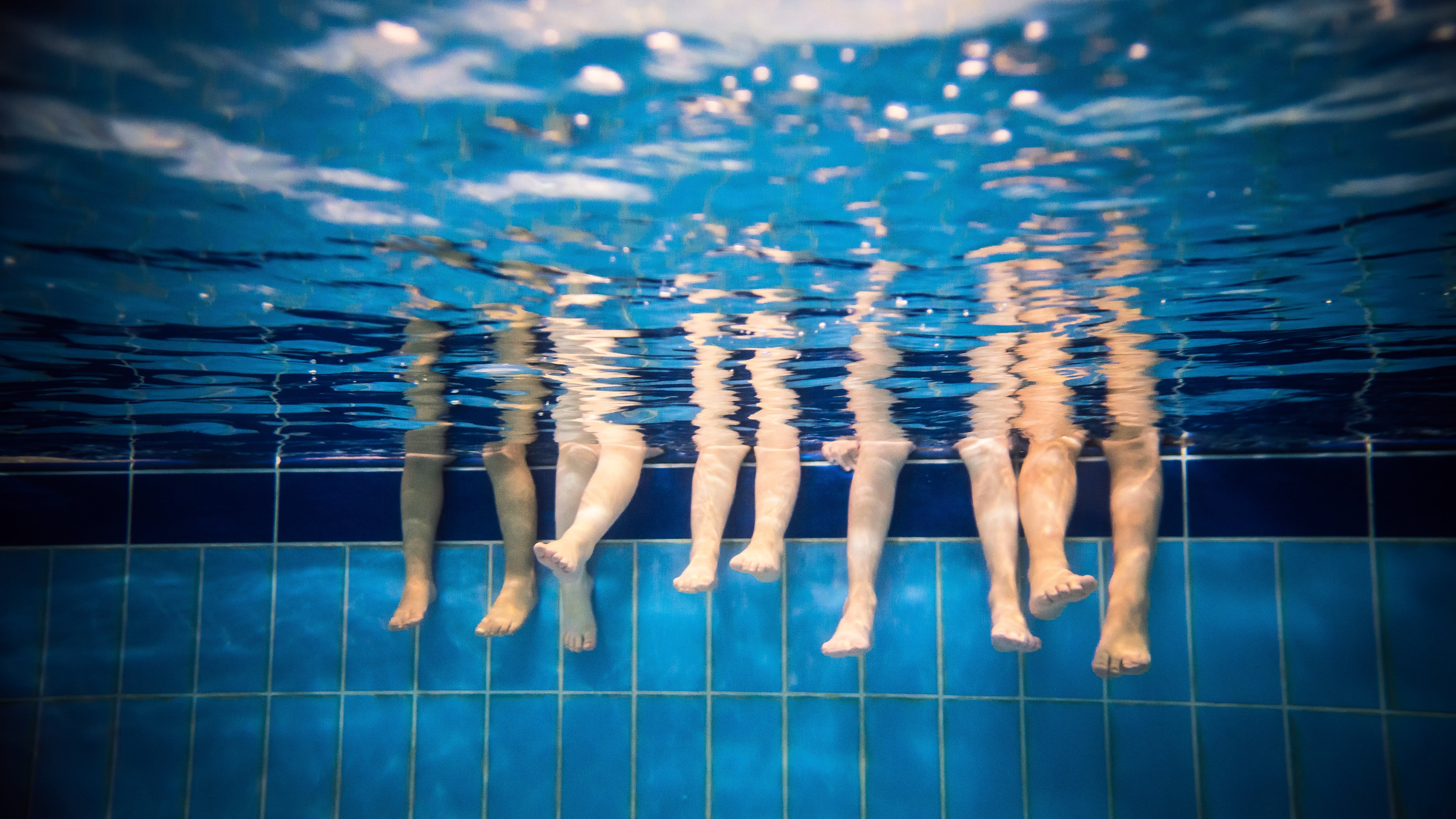 В душе после бассейна. Ноги в бассейне. Ноги в воде. Ноги детей в бассейне. Бассейн под водой.