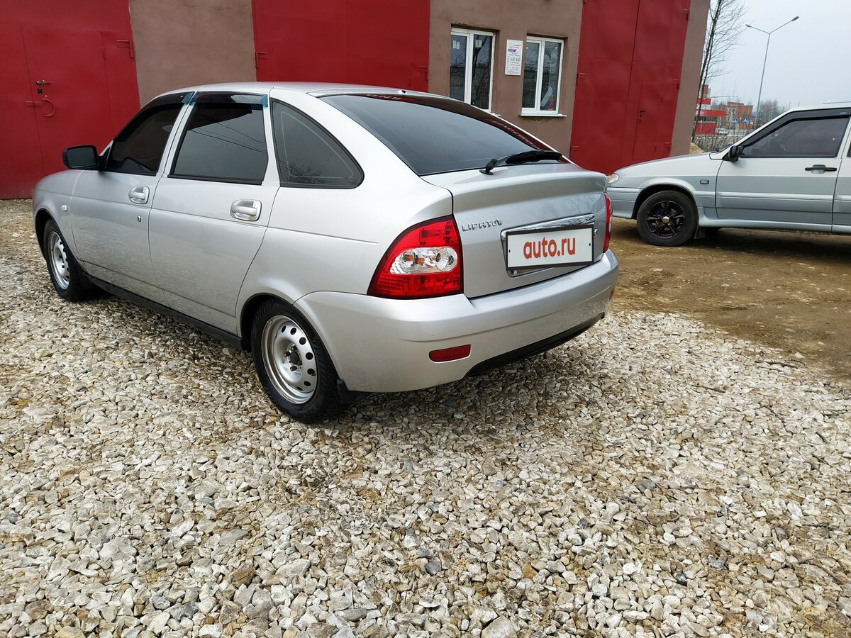 Серебристая Lada Priora хэтчбек 2009