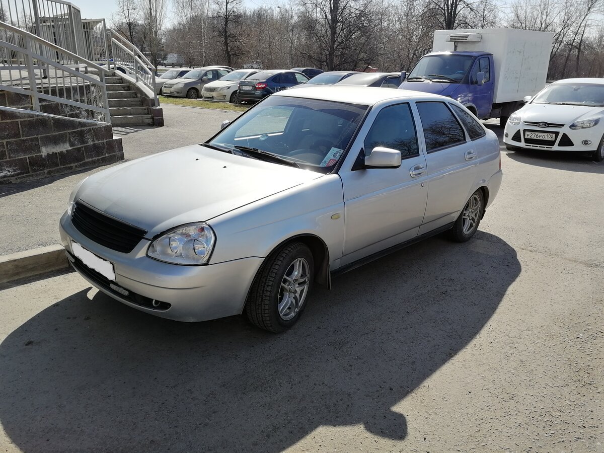 Серебристая Lada Priora хэтчбек 2009