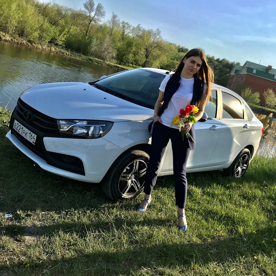 Белая Веста с черной крышей