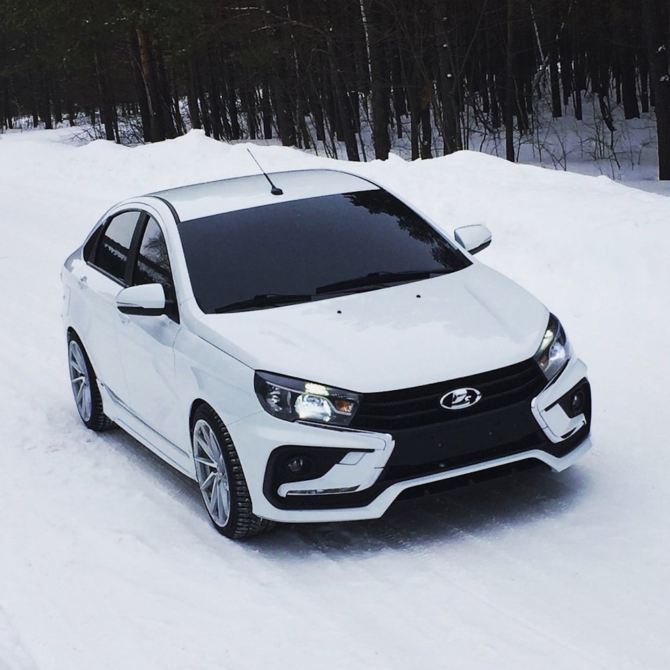 Белая Lada Vesta CNG