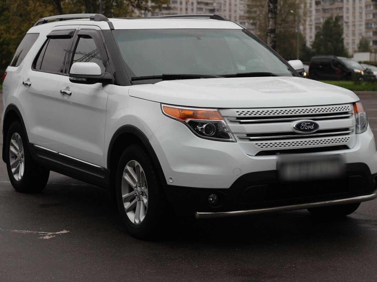 Ford Explorer 2015 белый