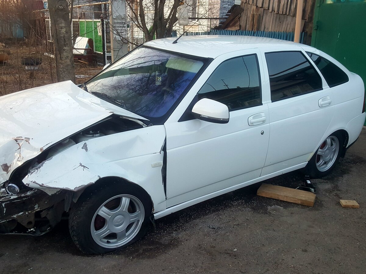 Хэтчбек Приора белая 2 битая