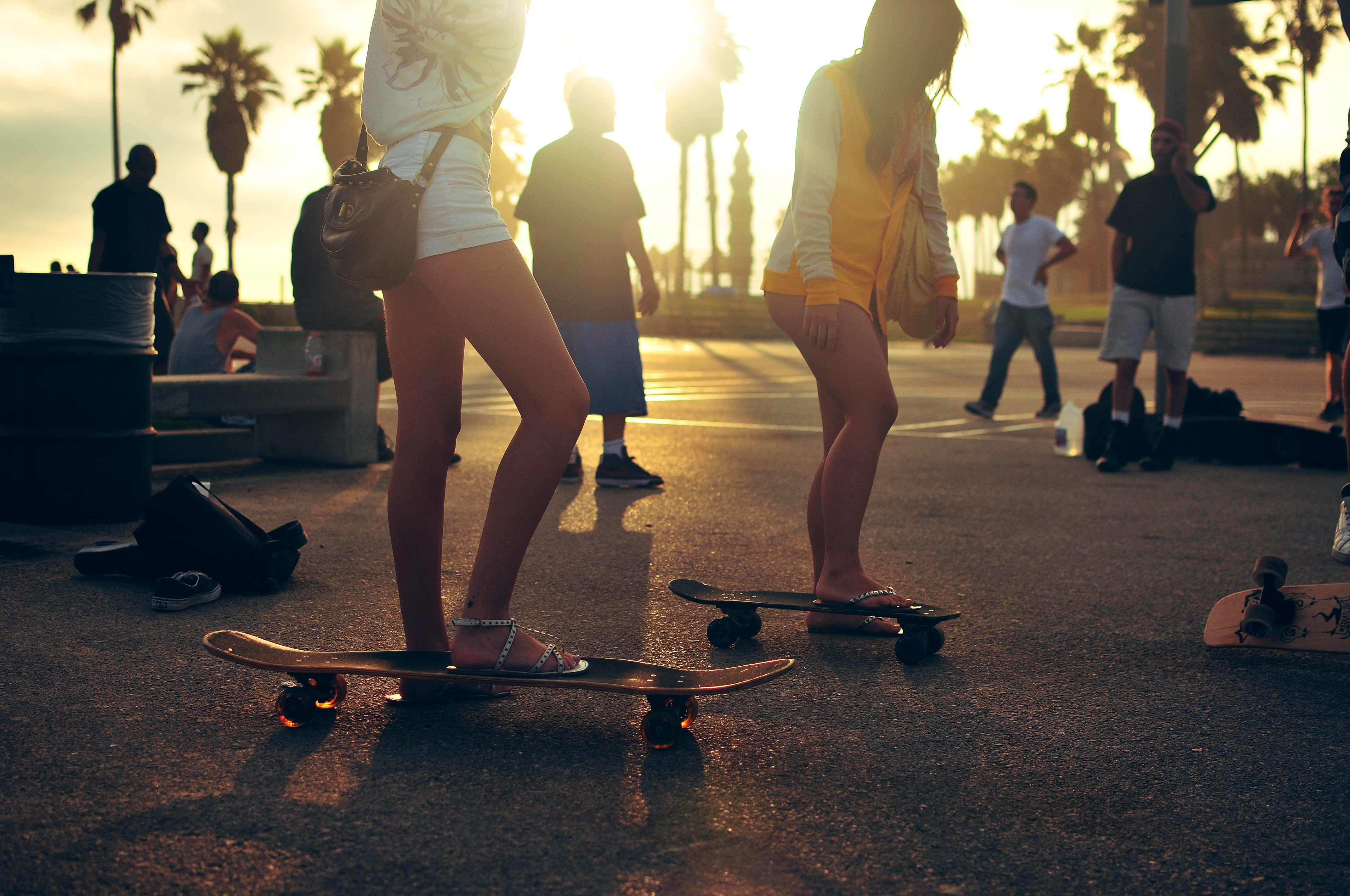 Где девочки гуляют. Парень и девушка на скейте. Девушка на скейтборде. Прогулка вечером. Девушка гуляет.