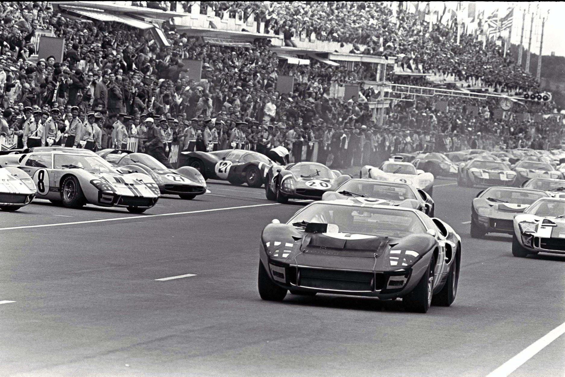 Легендарная гонка. Ford gt40 le mans 1966. Форд gt 40 24 часа Ле Мана. Форд против Феррари Леман 1966. Форд 24 часа Леман 1966.